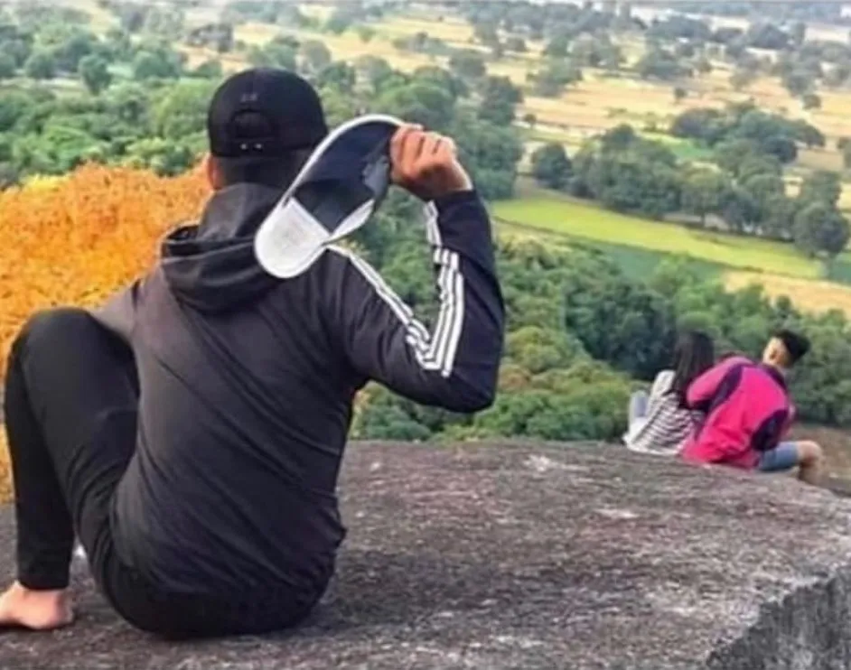 ảnh cầm dép đánh