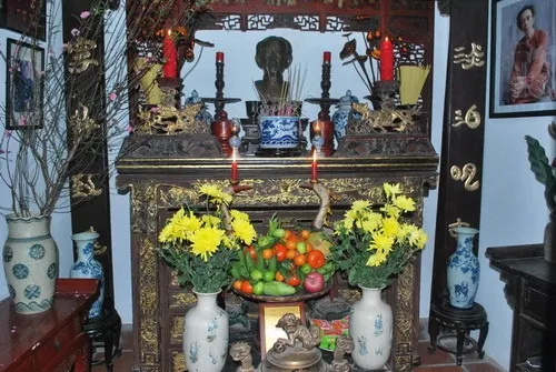 Bàn thờ nhà văn Kim Lân