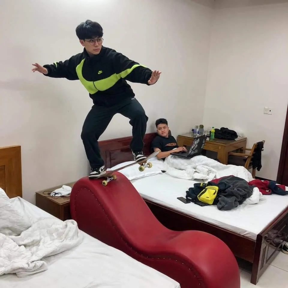trượt ván trên ghế tình yêu meme