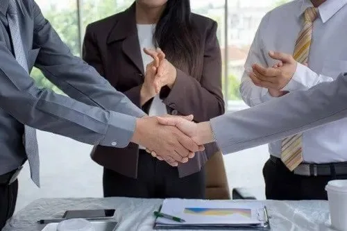 meme bắt tay hợp tác