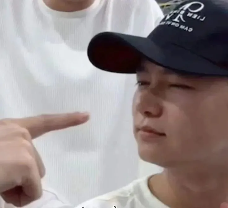 meme chỉ tay ra sau