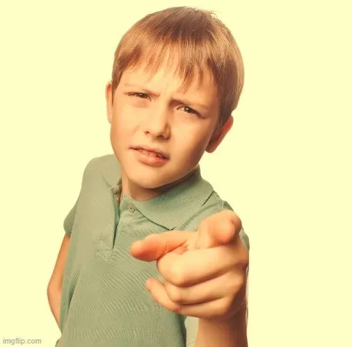 meme chỉ tay vào màn hình
