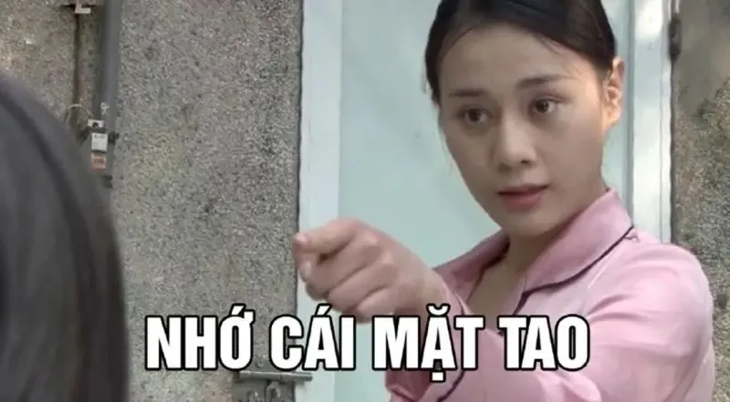 meme chỉ tay vào mặt