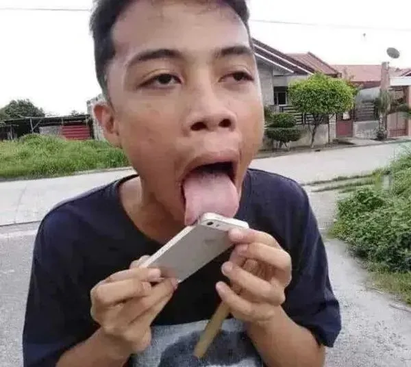meme liếm màn hình