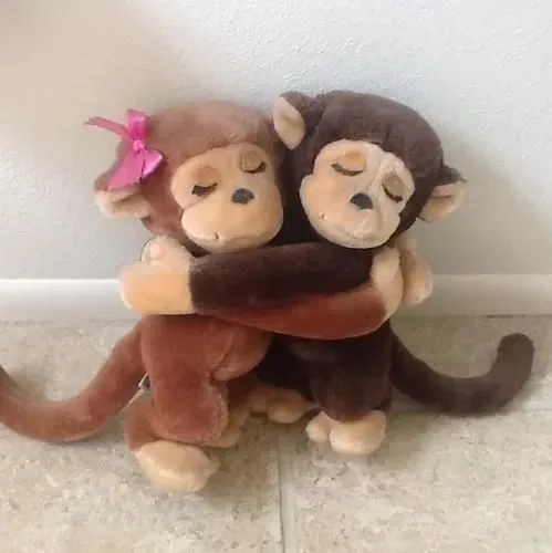 meme ôm nhau cute