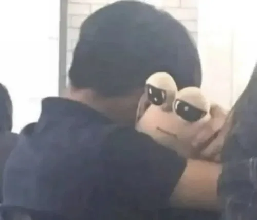 meme ngồi tủi thân
