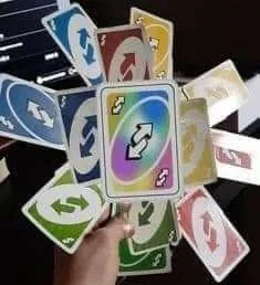 lá bài đảo ngược uno meme
